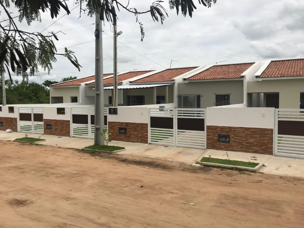 Conjunto de residências térreas em rua de empreendimento habitacional